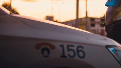 Nebezpečnou j&iacute;zdu čtyřkolky přes střed kruhov&eacute;ho objezdu v &Uacute;st&iacute; nad Orlic&iacute; se zab&yacute;v&aacute; policie