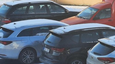 Sn&iacute;h na stře&scaron;e nen&iacute; jen estetick&aacute; vada. Řidičům za neoči&scaron;těn&eacute; auto hroz&iacute; pokuty i nebezpečn&eacute; nehody