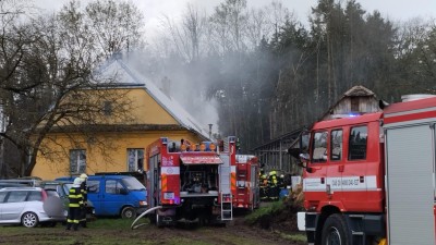 Obrazem: Muž roztopil v kamnech, na ně uložil sušit kukuřici a odjel. Při následném požáru došlo ke zranění