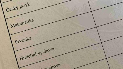 &Scaron;patn&eacute; vysvědčen&iacute;? O hodnot&aacute;ch d&iacute;těte nevypov&iacute;d&aacute;. Zvl&aacute;dnout strach z něj mohou pomoci krizov&eacute; linky