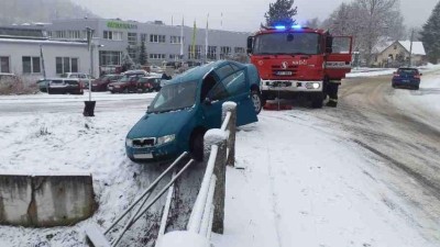 Auto zůstalo viset z mostu, hrozil pád vozidla do vody