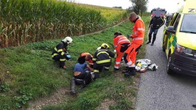 Obrazem: Motocyklista havaroval u Helvíkovic. Kolegové mu poskytovali první pomoc, musel být ale transportován do nemocnice vrtulníkem