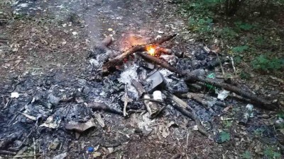 Bezdomovci se udělali táborák v lese a pálili v něm různý nepořádek