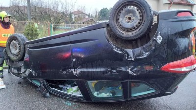 Auto skončilo ve Slatiňanech na střeše, při nehodě došlo ke zranění