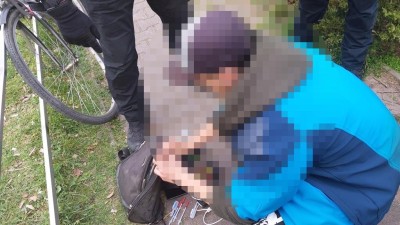 Mladík si se staženými kalhotami dělal dobře ve křoví u dětského hřiště