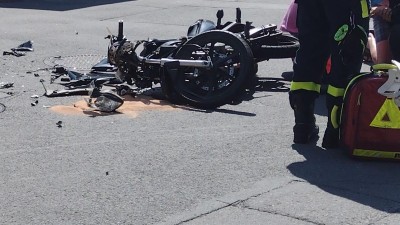 Motorkář svou jízdu skončil ve dveřích osobního automobilu