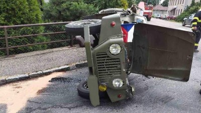 FOTO: Historický terénní vůz se při nehodě převrátil, jeden člověk je zraněný