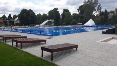 Koupaliště ve Svitavách zahájí letní sezónu. Přichází s novinkou pro děti, zavírá hřiště na beachvolejbal