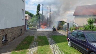V Selmicích se vzňalo hnojiště, v Přelouči hořel přístřešek u domu