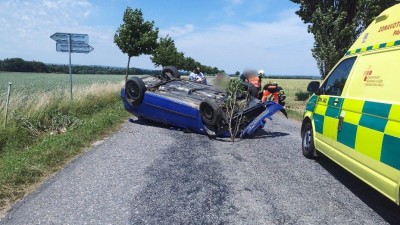 Auto se převrátilo na střechu, řidiče museli resuscitovat