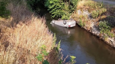 V Chocni hasiči zasahovali u kuriózní nehody. Vůz i řidič skončili v řece