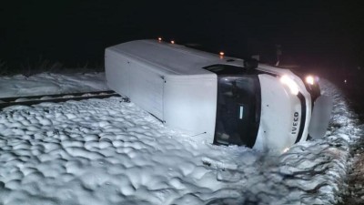 Řidič dostal smyk a skončil na kolejích, vlaky stojí