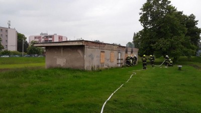 Ve sportovním areálu na Dukle hořela dopoledne opuštěná budova