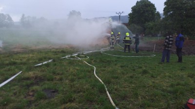 Nad Českou Třebovou se prohnala blesková bouřka, blesk podpálil stoh slámy