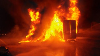 Požár kamionu uzavřel dálnici D 35 v úseku ve směru od Opatovic nad Labem