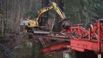 VIDEO: V Babiččině údolí v sousedním kraji Lesy ČR znovu postavily Červený most přes Úpu
