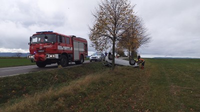 Auto skončilo na střeše mimo komunikaci mezi dvěma stromy