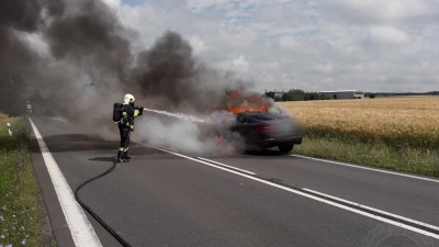 Auto se za jízdy najednou vznítilo, důvod požáru je překvapivý