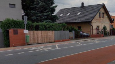 Lidé se dočkali na autobusové zastávce pouze lavičky, se stavbou přístřešku majitelé pozemku nesouhlasili