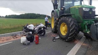 Obrazem: Vážná nehoda u Stojic, motocyklista vlétl do traktoru