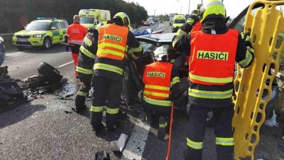 Tragická nehoda u Dražkovic. Srážku dvou osobních aut a zřejmě i kamionu nepřežila jedna osoba, další utrpěla těžká zranění