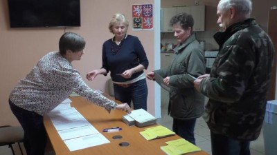 Volit můžete mimo svůj domov, ale pořiďte si včas voličský průkaz. Jejich vydávání začíná dnes