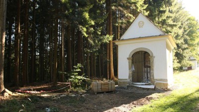 Na Orlickoústecku opravují kapličky na  křížové cestě na Andrlův chlum, budou tam i nová odpočinková místa a lavičky