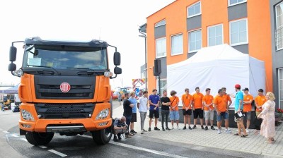 Kluci v rámci školní praxe sestavili dvě Tatry, ty teď budou sloužit silničářům v našem kraji