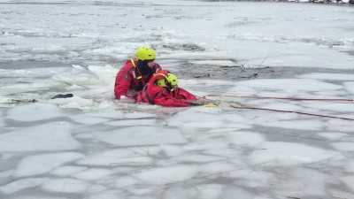 Bruslení či chůze po zamrzlé vodní ploše? To může být osudné. Hasiči trénovali záchranu osoby, pod kterou se probořil led a radí jak se pohybovat po zamrzlé vodní ploše