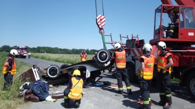 Od  sousedů: Při dopravní nehodě u Vysoké nad Labem se převrátil veterán na střechu