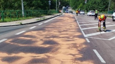 Pozor na komplikaci v dopravě u Parama, z kamionu vytekl na silnici parafín