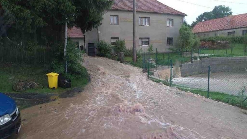 OBRAZEM: Ze silnic na Pardubicku se staly řeky, padaly stromy