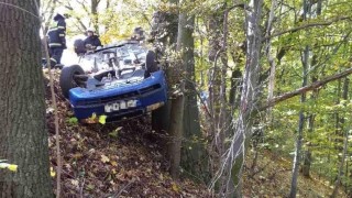 Ve voze jelo pět osob, řidič řízení nezvládl a auto skončilo na střeše, nebýt stromů, zkoulelo by se ze stráně