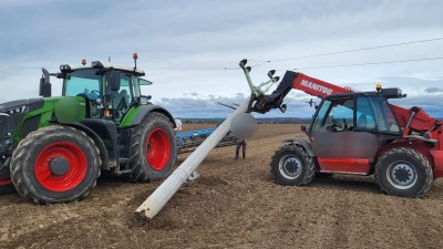 Na traktor spadl sloup vysokého napětí, uvnitř zůstal uvězněný řidič