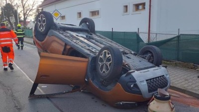 Pozor na nehodu v Ostřešanech, jedno z vozidel skončilo na střeše