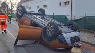 Pozor na nehodu v Ostřešanech, jedno z vozidel skončilo na střeše
