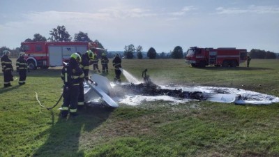 Hořící ultralight zpozoroval jedoucí řidič nad silnicí I/35. Pilota z letadla vytáhl