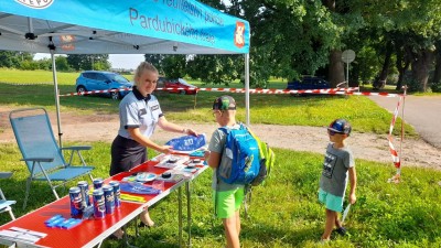 Obrazem: Policisté vyrazili na koupaliště, vzali s sebou člun, pivo a dárky