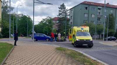 Auto srazilo v Pardubic&iacute;ch cyklistu, utrpěl zraněn&iacute;