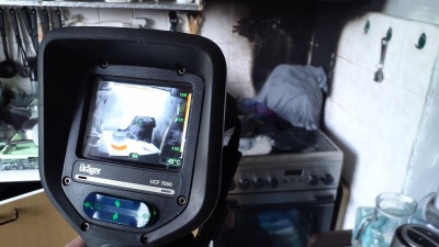 Fritovací hrnec na plotně, zapnutý špatný knoflík a oheň v bytě. Prohořelé vodovodní potrubí vyplavilo dva spodní byty