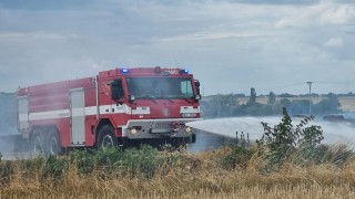 Požár bagru, sběrače a sklizených polí, hasiči se v létě jen tak nezastaví