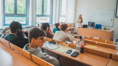 Úspěšní podnikatelé předávají své zkušenosti znevýhodněným mladým lidem na podnikatelském kempu