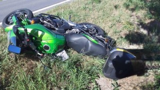 Motorkář se zranil po střetu s osobním autem v Zaječicích