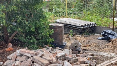 Na staveništi v Přelouči byl nalezen sud s podezřelou chemickou látkou