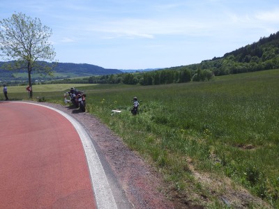 Dvě jednotky hasičů dnes vyjížděly k další nehodě motocyklisty