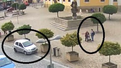 Policisté hledají řidiče Toyoty Yaris, který v Poličce při parkování naboural druhé vozidlo a ujel