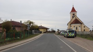 V Hošťalovicích zřejmě někdo srazil cyklistu. Ležel zraněný u kostela. Policie hledá svědky