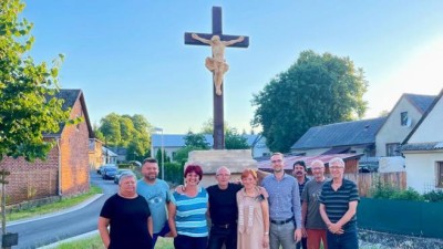 Pískovcový kříž se vrátil do obce Udánky