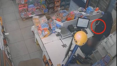 VIDEO: Muž šel se zbraní loupit do prodejny v Moravské Třebové