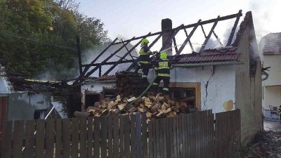 Požár v noci zničil rodinný dům. Lidé stihli utéct, jednoho člověka museli ošetřovat